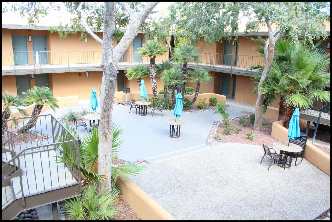 Готель Ramada By Wyndham Tucson Airport Drexel Heights Екстер'єр фото
