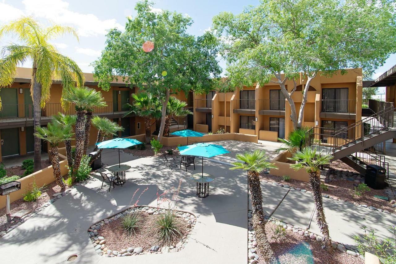 Готель Ramada By Wyndham Tucson Airport Drexel Heights Екстер'єр фото